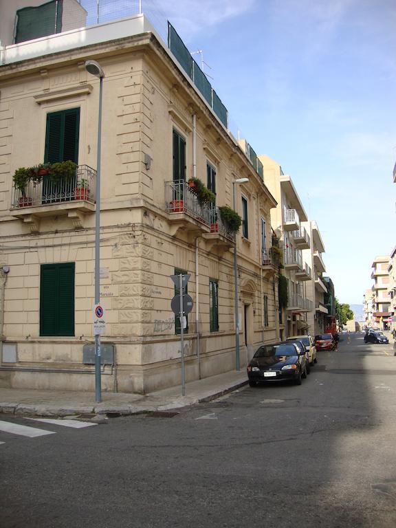 La Maison Des Livres Reggio di Calabria Buitenkant foto
