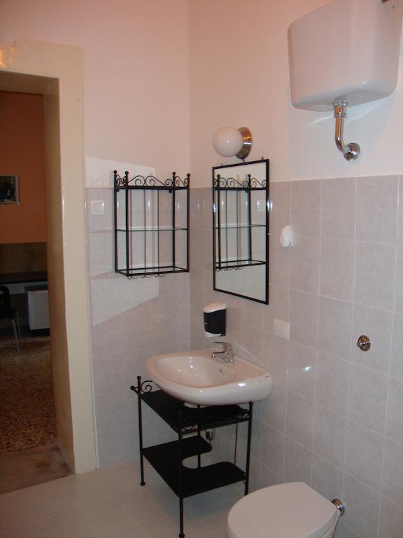 La Maison Des Livres Reggio di Calabria Kamer foto